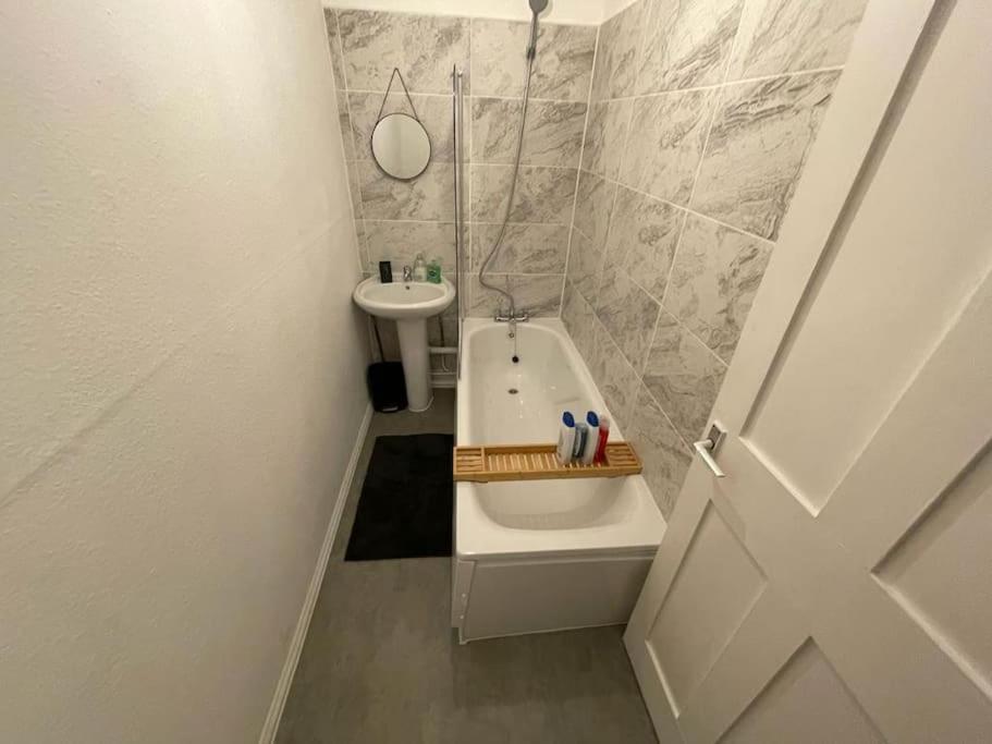לונדון Comfortable 2 Bedroom On Tower Bridge מראה חיצוני תמונה