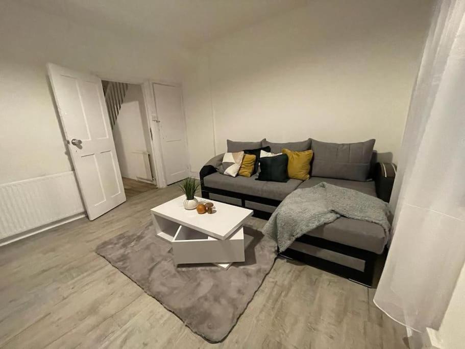 לונדון Comfortable 2 Bedroom On Tower Bridge מראה חיצוני תמונה